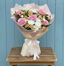 Букет цветов из:  Гвоздики, Орхидеи и Розы #REPLACE_PRED# Кировский Астраханской области