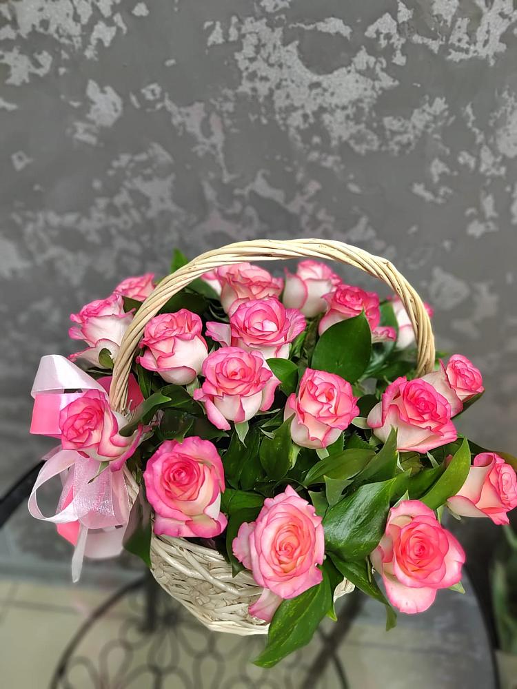 Цветочная композиция из Розы в корзине в Кировский Астраханской области