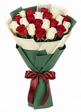 Букет Микс из красных и белых роз в Кировский Астраханской области