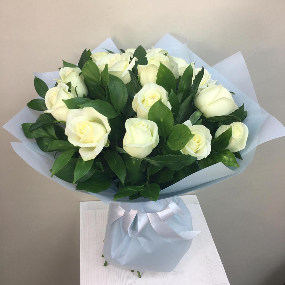 Букет 15 Белых роз Проуд в Кировский Астраханской области