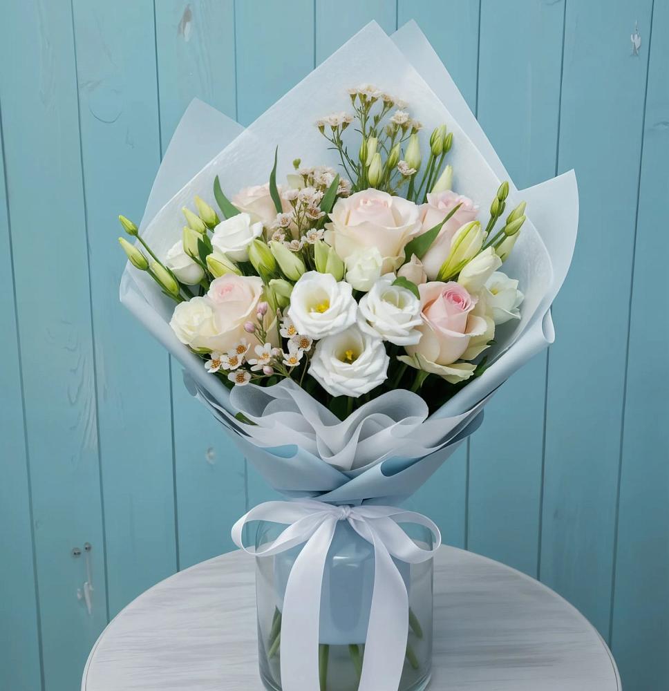 Букет цветов из: Розы и Лизиантусы в Кировский Астраханской области