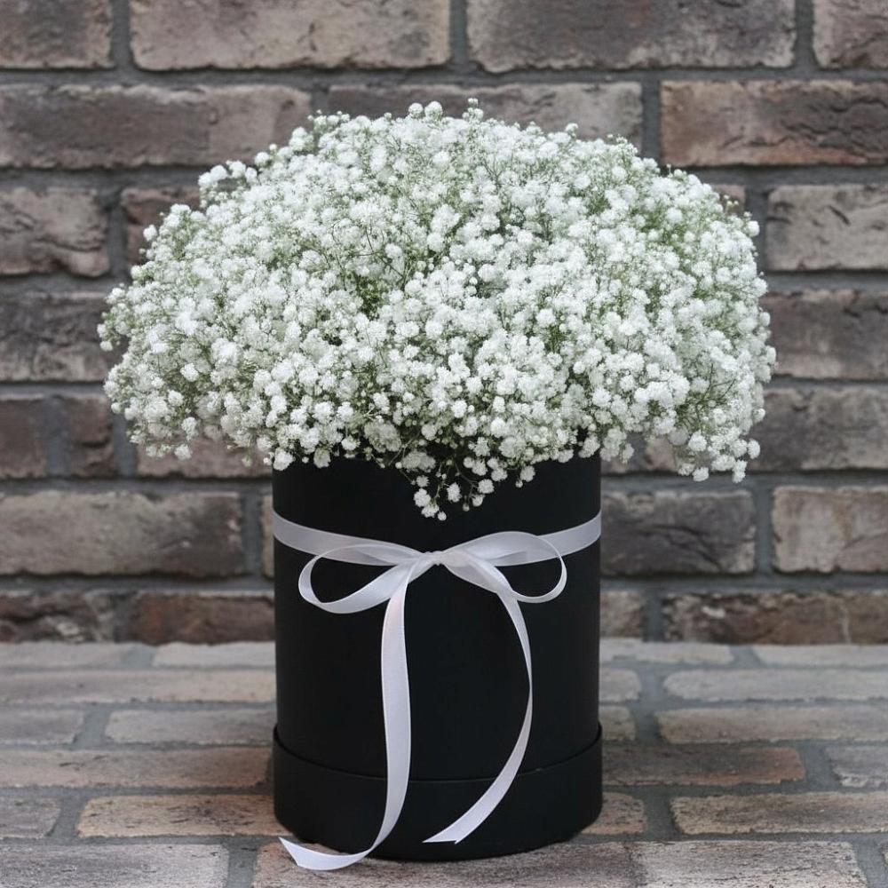 Цветочная композиция из Гипсофила в шляпной коробке в Кировский Астраханской области