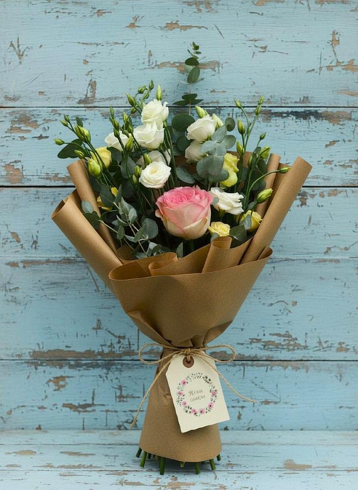 Букет цветов из: Розы и Лизиантусы в Кировский Астраханской области