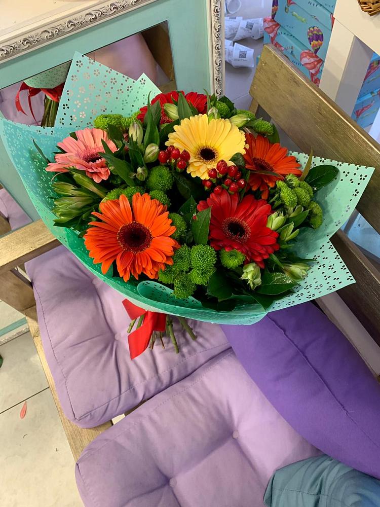 Букет цветов из: Герберы, Хризантемы и Альстромерии в Кировский Астраханской области