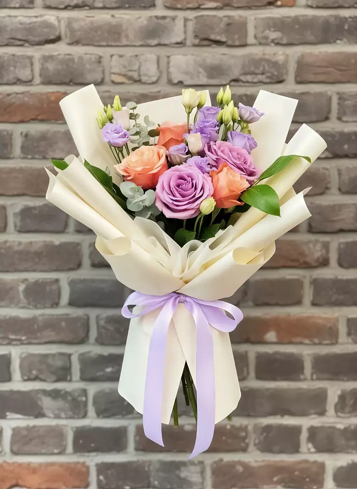 Букет цветов из: Лизиантусы и Розы в Кировский Астраханской области