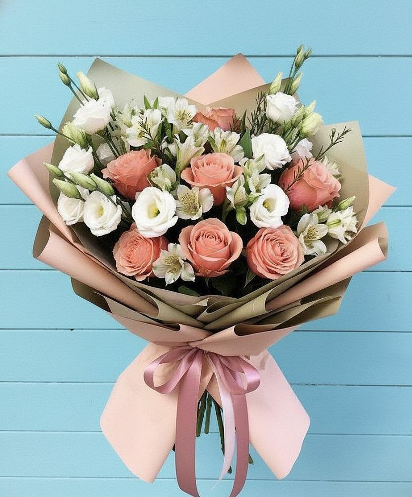 Букет цветов из: Розы, Альстромерии и Лизиантусы в Кировский Астраханской области