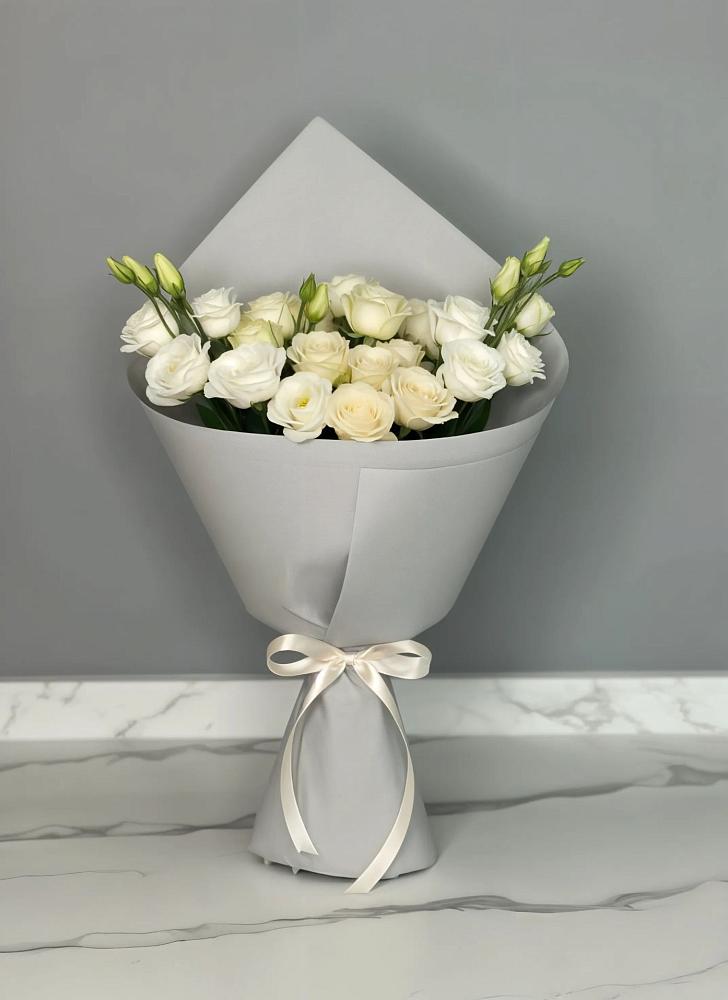 Букет цветов из: Розы и Лизиантусы в Кировский Астраханской области