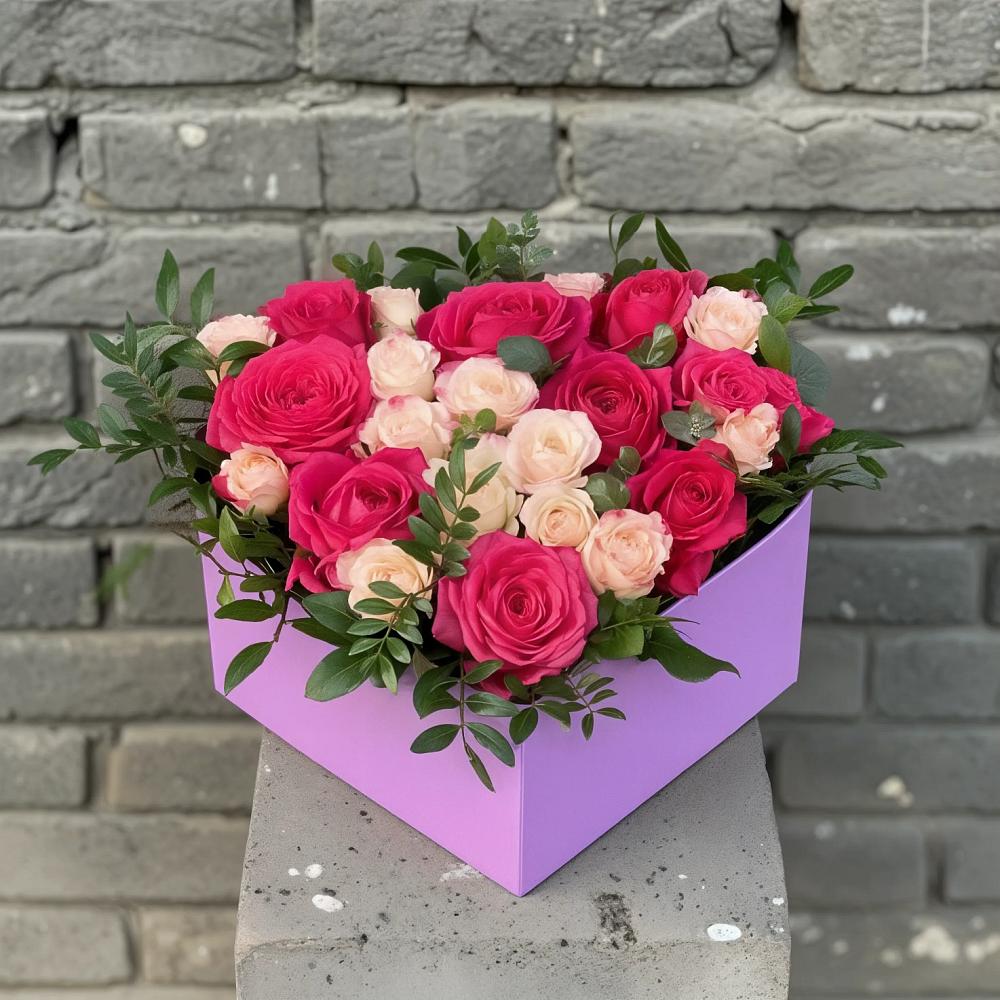 Цветочная композиция из Розы в коробке в Кировский Астраханской области