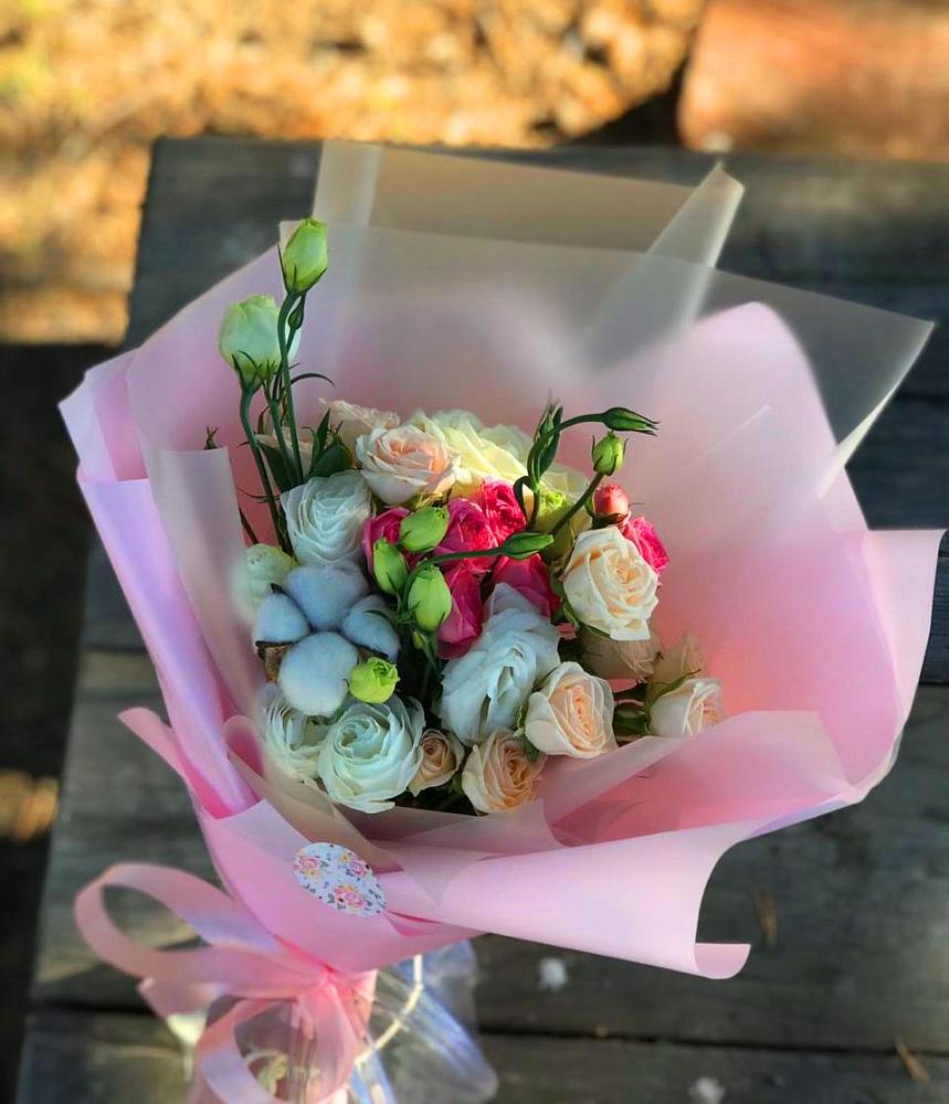 Букет цветов из: Розы и Лизиантусы в Кировский Астраханской области