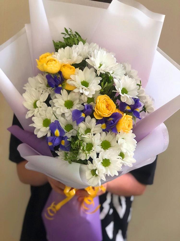 Букет цветов из: Ирисы, Хризантемы и Розы в Кировский Астраханской области