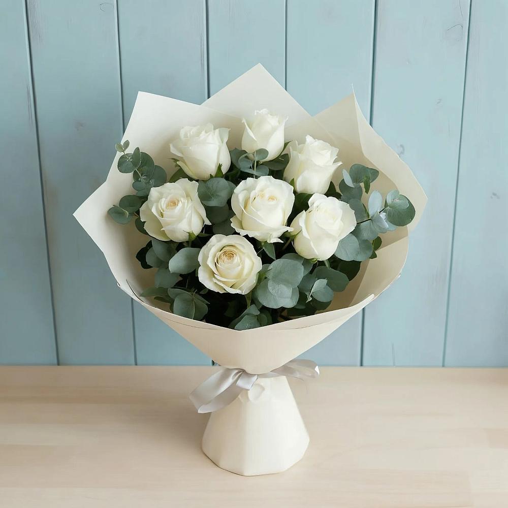 Букет Белые розы в Эвкалипте в Кировский Астраханской области