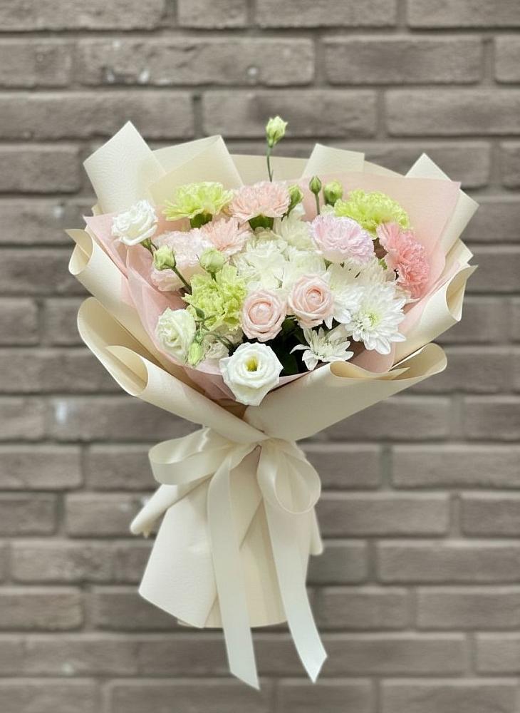 Букет цветов из: Гвоздики, Розы, Лизиантусы и Хризантемы в Кировский Астраханской области