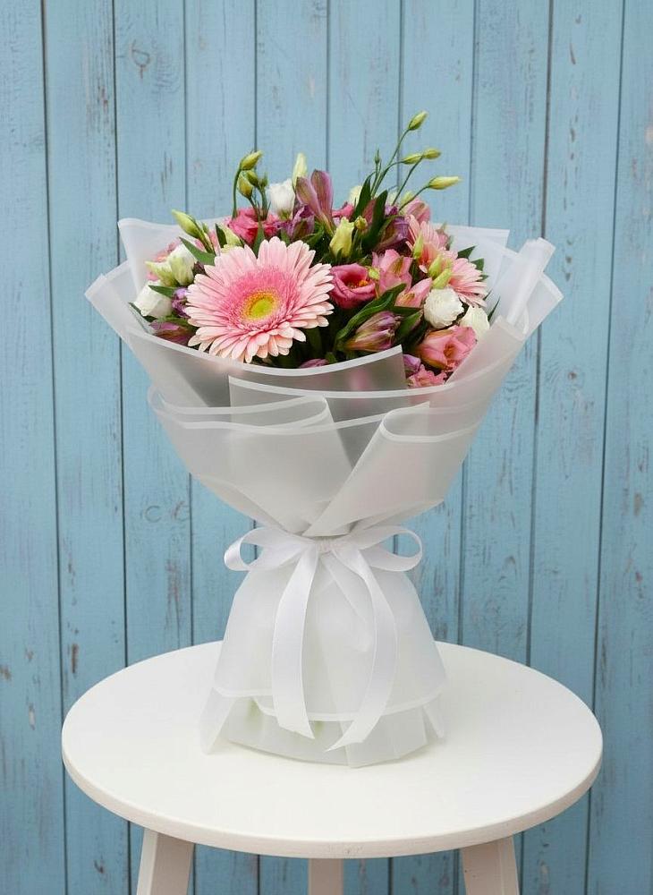 Букет цветов из: Герберы, Альстромерии и Лизиантусы в Кировский Астраханской области