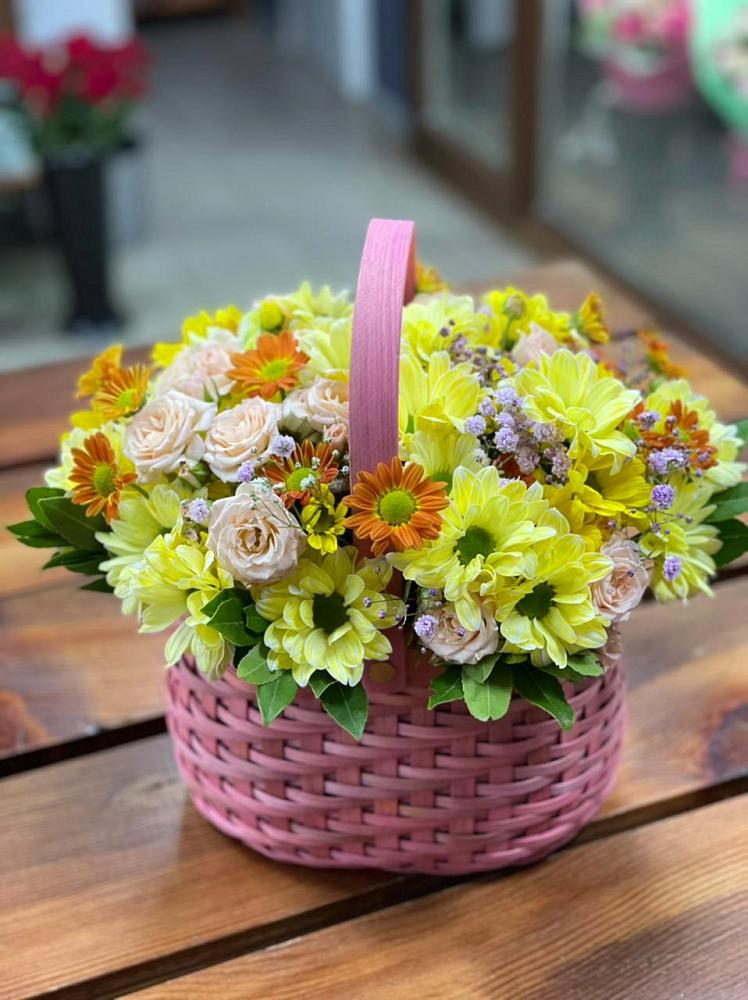 Цветочная композиция из Хризантемы и Розы в корзине в Кировский Астраханской области