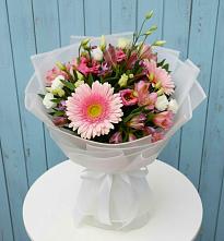 Букет цветов из:  Герберы, Альстромерии и Лизиантусы в Кировский Астраханской области
