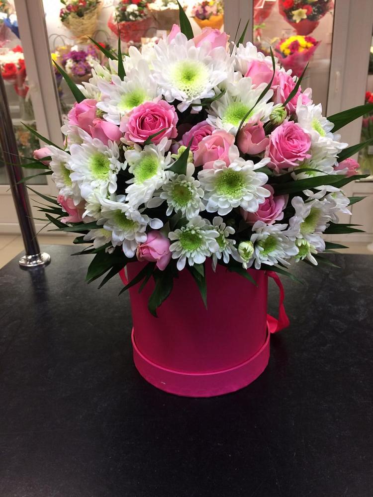 Цветочная композиция из Розы и Хризантемы в шляпной коробке в Кировский Астраханской области