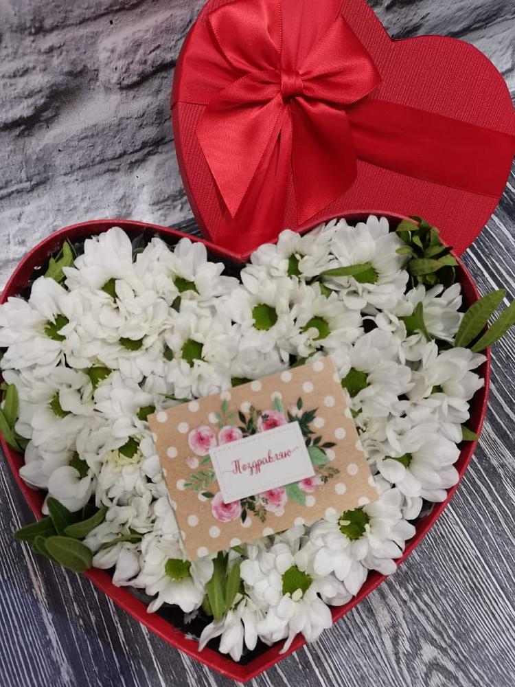 Цветочная композиция из Хризантемы в виде сердца в Кировский Астраханской области