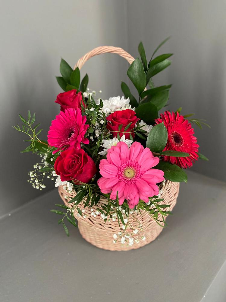 Цветочная композиция из Розы, Хризантемы и Герберы в корзине в Кировский Астраханской области