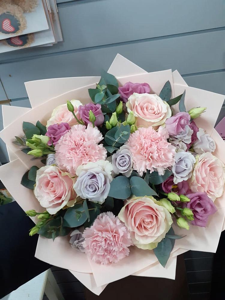 Букет цветов из: Розы, Гвоздики и Лизиантусы в Кировский Астраханской области