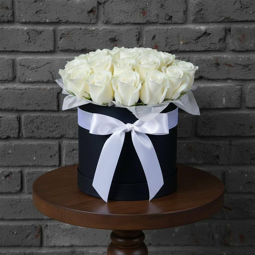 Цветочная композиция из Розы в шляпной коробке в Кировский Астраханской области