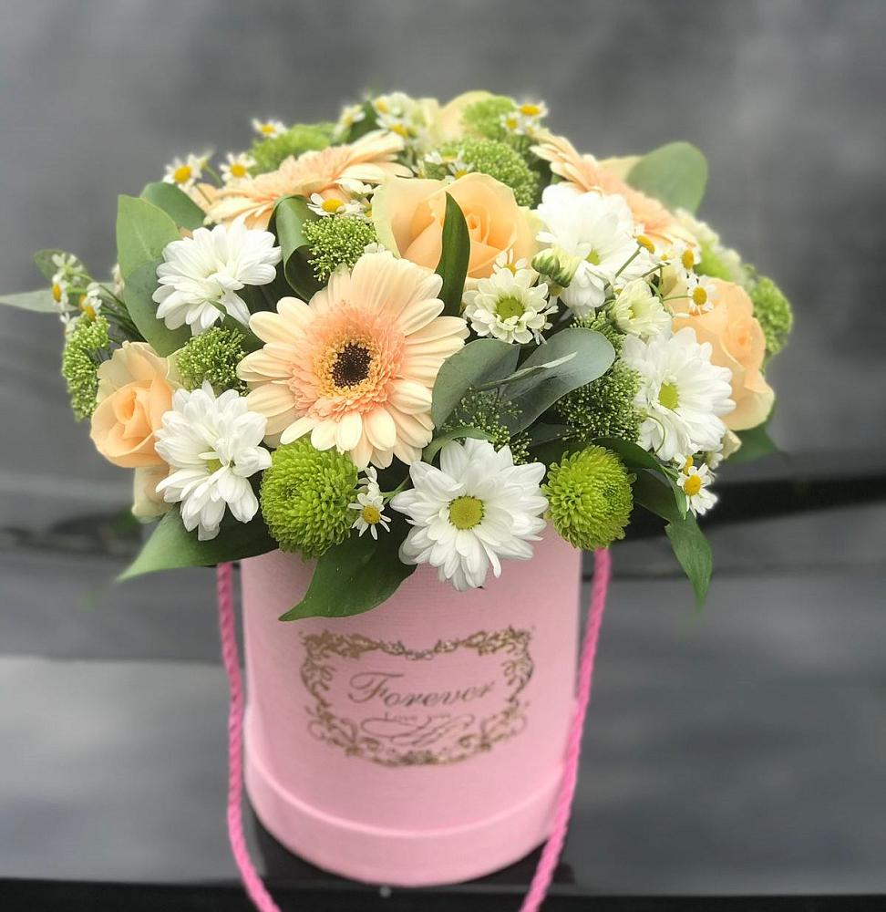 Цветочная композиция из Розы, Герберы и Хризантемы в шляпной коробке в Кировский Астраханской области