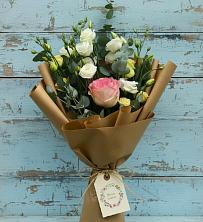 Букет цветов из:  Розы и Лизиантусы в Кировский Астраханской области