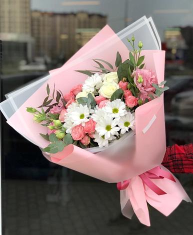 Букет цветов из: Розы, Лизиантусы и Хризантемы в Кировский Астраханской области