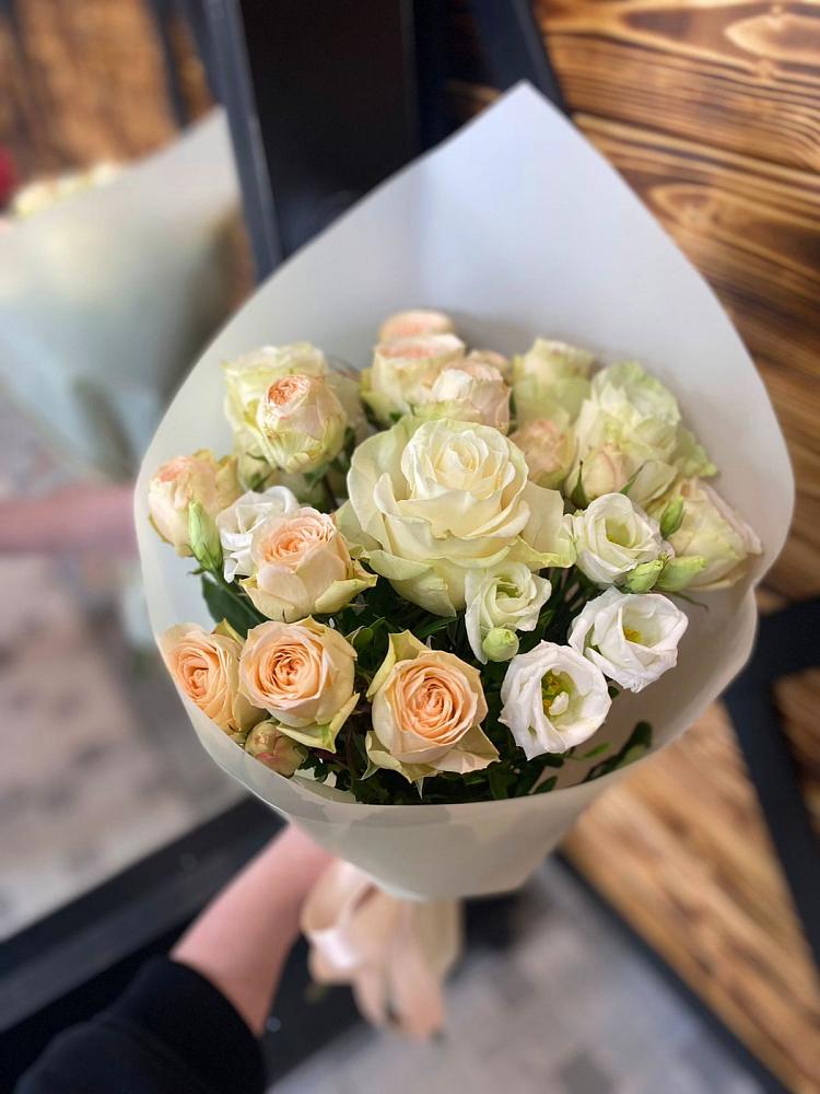 Букет цветов из: Розы и Лизиантусы в Кировский Астраханской области