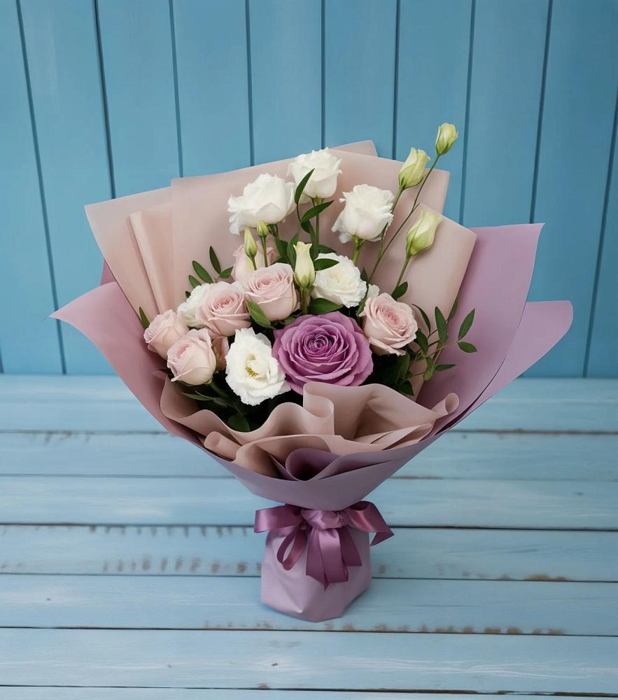 Букет цветов из: Розы и Лизиантусы в Кировский Астраханской области